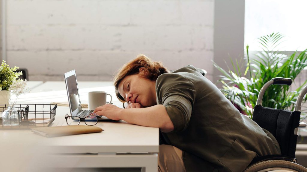¿Trabajo mucho? o ¿paso mucho tiempo en el trabajo?